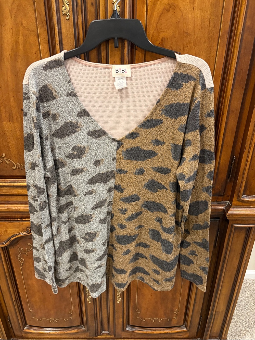 BiBi Two-Tone Leopard V-Neck Sweater - Gray & Brown